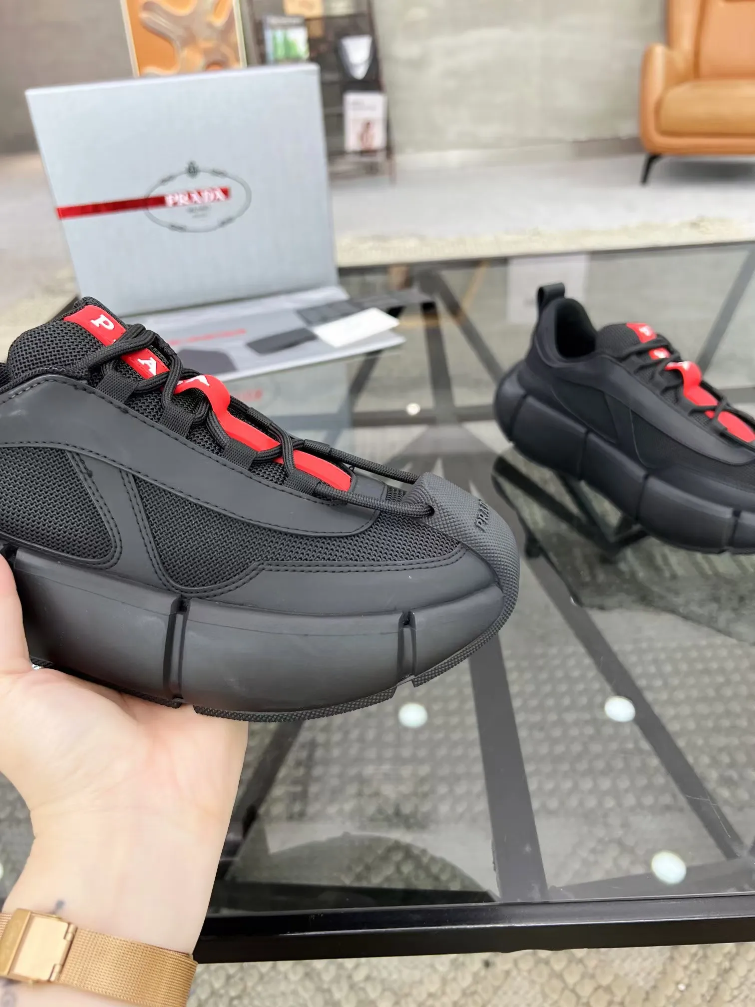 P500 Yuan 38-45 Prada Prada’s new men’s genuine leather sports shoes, the highest version on the market, any comparison is welcome🆚! The original leather has excellent texture and is super high-end! Fetal sheep net lining imported from Italy, removable pad! Luxurious materials and fine workmanship, highly recommended!